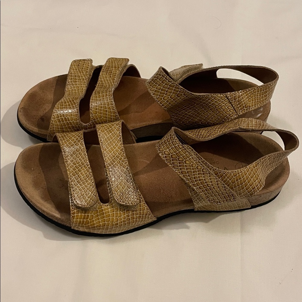 Vionic Women's Yellow-Tan Textured Slingback Sandals